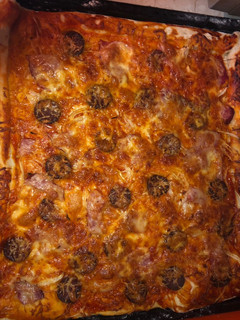 Tepsis pizza 😋 recept fotója