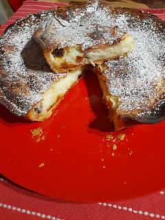 A picture of Fresh cheese cake with raisins and cornstarch.