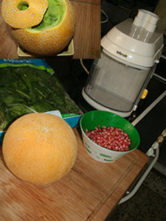 Una foto de Melon con espinacas y granada
