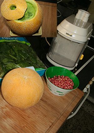 Una foto de Melon con espinacas y granada