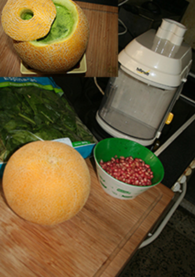 Una foto de Melon con espinacas y granada