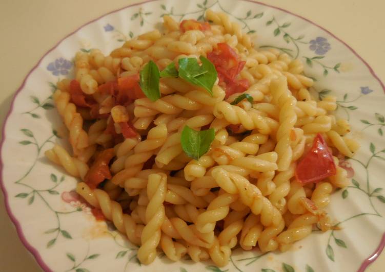 Steps to Make Ultimate Anchovy &amp; Fresh Tomato Pasta