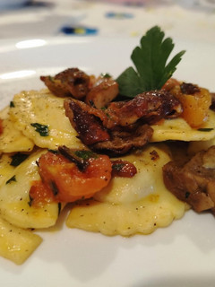 Foto di Agnolotti Ripieni di Porcini con Pomodorini Freschi e Funghi Porcini