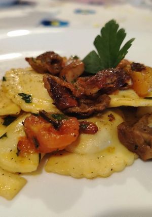Foto di Agnolotti Ripieni di Porcini con Pomodorini Freschi e Funghi Porcini