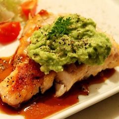 A picture of Chicken Steak with Avocado Sauce.