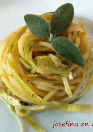 Una foto de Espaguetis con puerro/ spaghetti con porri