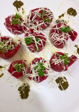 A picture of Beetroot sooji rolls.
