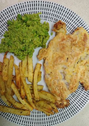 Φωτογραφία της συνταγής Fish and Chips (Μπακαλιάρος με Πατάτες και Λιωμένο Αρακά)
