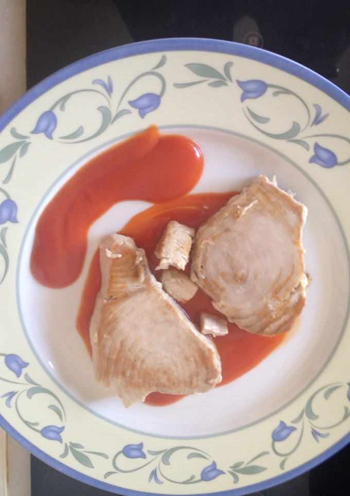 Una foto de Lomo de atún con tomate
