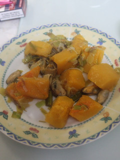 Una foto de Calabaza y puerro con preparado de pescado
