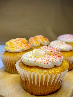 صورة لوصفة كاب كيك بالفانيلا مغطي بالكريمه الملونه 🧁