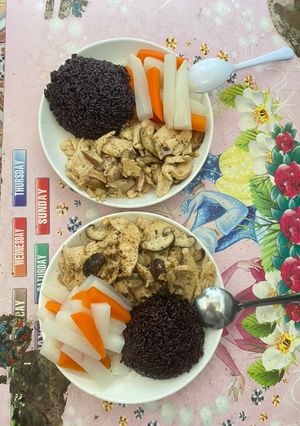 Hình của món Ức gà xào nấm đông cô.