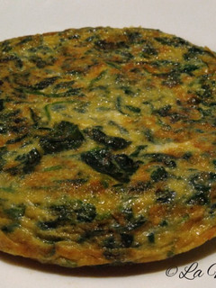 Una foto de Tortilla de espinacas con pasas y piñones