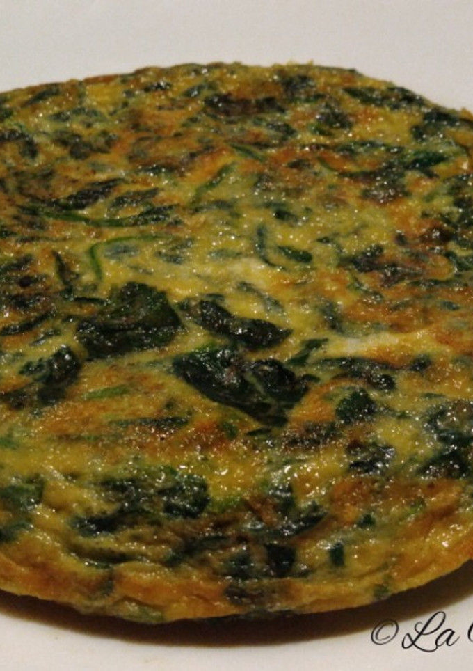 Una foto de Tortilla de espinacas con pasas y piñones