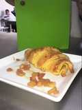 Croissant de manzana y croissant de jamón con queso suizo