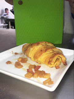 Una foto de Croissant de manzana y croissant de jamón con queso suizo