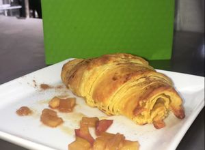 Una foto de Croissant de manzana y croissant de jamón con queso suizo
