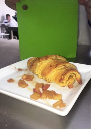 Una foto de Croissant de manzana y croissant de jamón con queso suizo