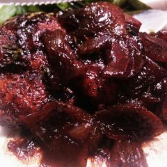 A picture of Sherry chicken with pearl onions.