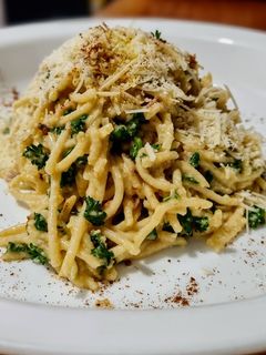 Una foto de PASTA🍜,Perejíl🌿y Almendras, a la Carbonara...!