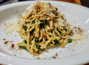 Una foto de PASTA🍜,Perejíl🌿y Almendras, a la Carbonara...!