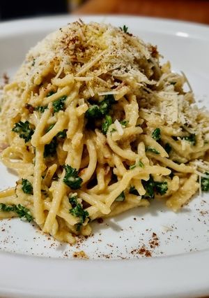 Una foto de PASTA🍜,Perejíl🌿y Almendras, a la Carbonara...!
