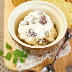 A picture of Raisin Yogurt.