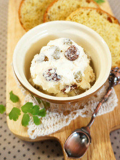 A picture of Raisin Yogurt.