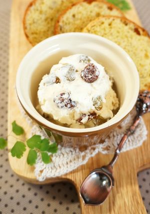 A picture of Raisin Yogurt.