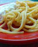 Spaghetti under white sauce