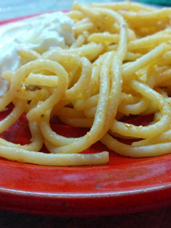 A picture of Spaghetti under white sauce.