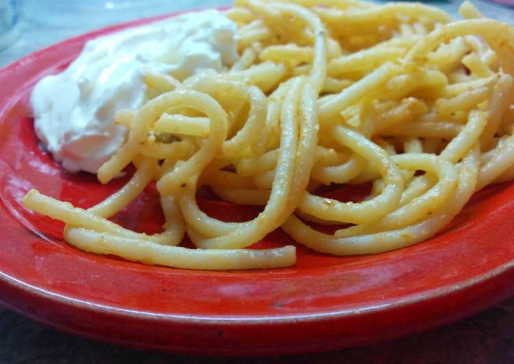 Spaghetti under white sauce