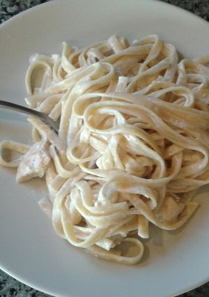 A picture of Chicken Fettuccini Alfredo.