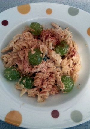 A picture of chicken and grape salad.