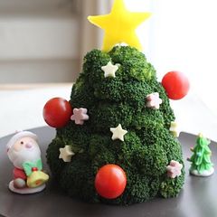 A picture of Broccoli Christmas Tree Salad.