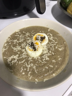 Una foto de Crema de champiñones con huevo trufado