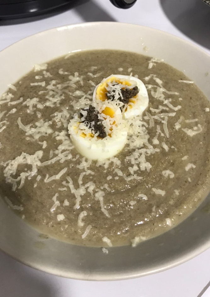 Una foto de Crema de champiñones con huevo trufado