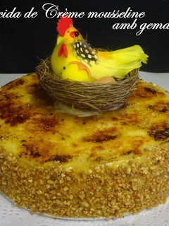 Una foto de Mona rellena de Crème mousseline con yema quemada y almendra