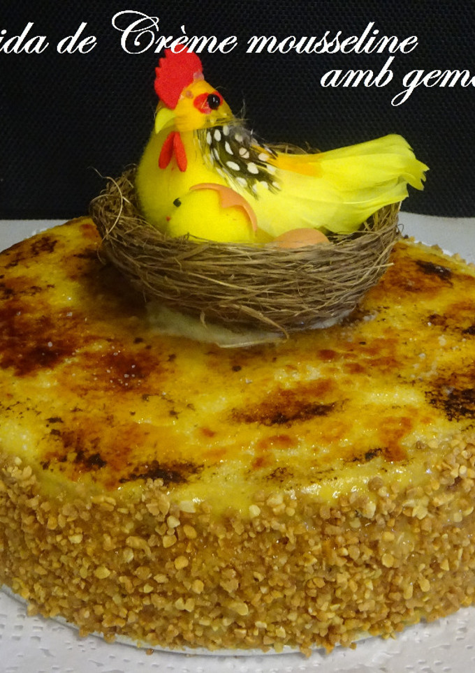 Una foto de Mona rellena de Crème mousseline con yema quemada y almendra