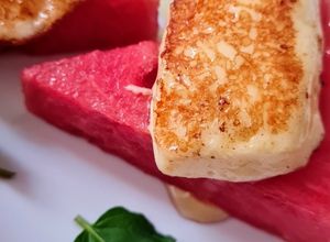 Una foto de Halloumi, el queso chipriota, grillado, con sandía y menta 🧀🍉🌱 🫒 recorriendo la isla de Chipre 🇨🇾