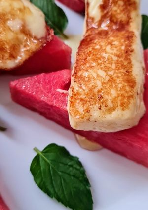 Una foto de Halloumi, el queso chipriota, grillado, con sandía y menta 🧀🍉🌱 🫒 recorriendo la isla de Chipre 🇨🇾