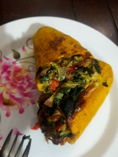 Una foto de Zucchini relleno con jamón y verduras