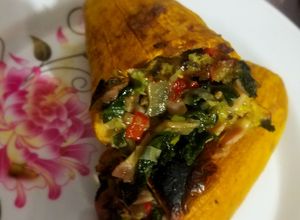 Una foto de Zucchini relleno con jamón y verduras