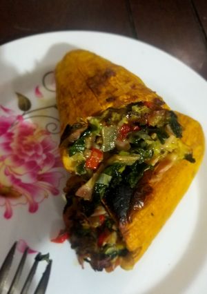 Una foto de Zucchini relleno con jamón y verduras