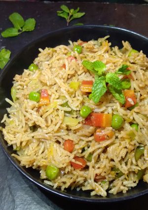 मेक्सीकन स्पाईसी राईस (Mexican Spicy Rice recipe in marathi) रेसिपी चे मुख्य फोटो