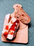 Camembert Käse auf Walnuss - Feigen Brot mit Erdbeer - Marmeladen Topping