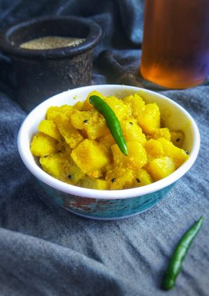 আলু পোস্ত (Aloo posto recipe in Bengali) রেসিপির প্রধান ছবি