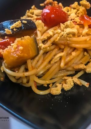 Foto di Spaghetti con datterini, melanzane e granella di tarallucci pugliesi