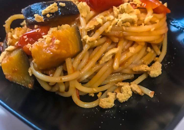 Spaghetti con datterini, melanzane e granella di tarallucci pugliesi
