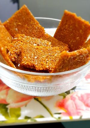 કોપરાની ચીકી (Kopra Chiki Recipe In Gujarati) રેસીપી મુખ્ય ફોટો